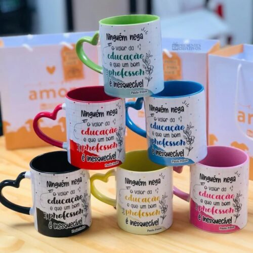 🏷️ Caneca Personalizada com Alça Coração e Interior Colorido – 325ml